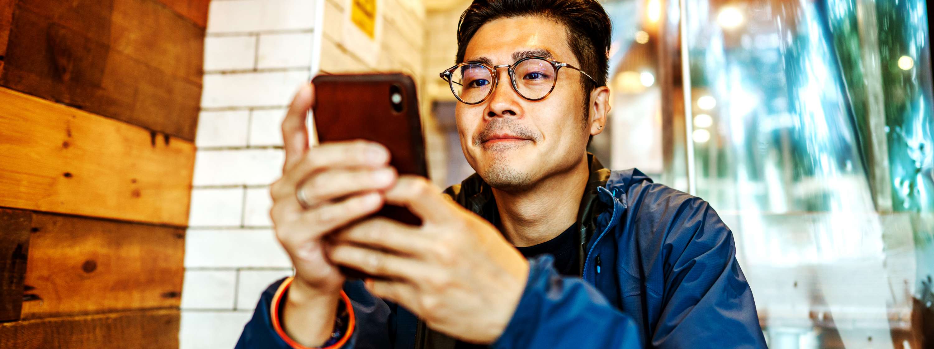 Man looking at his mobile phone at a cafe